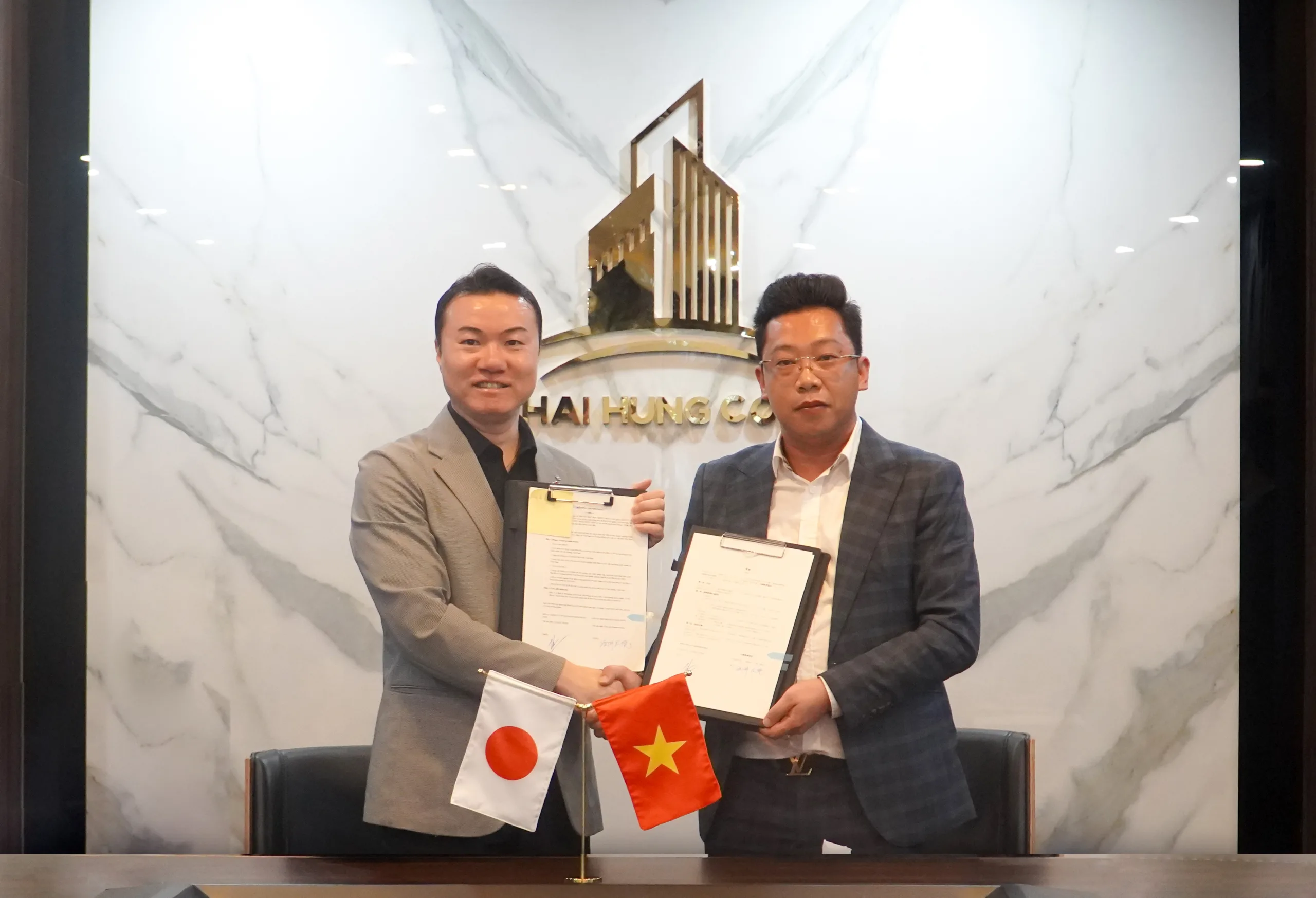 Ong Le Duc Hung – Chu tich Tap doan Khai Hung ben phai trao bien ban ghi nho hop tac voi ong Sakai Hironori Chu tich Hiep hoi Huu nghi Nhat Viet 1 scaled jpg