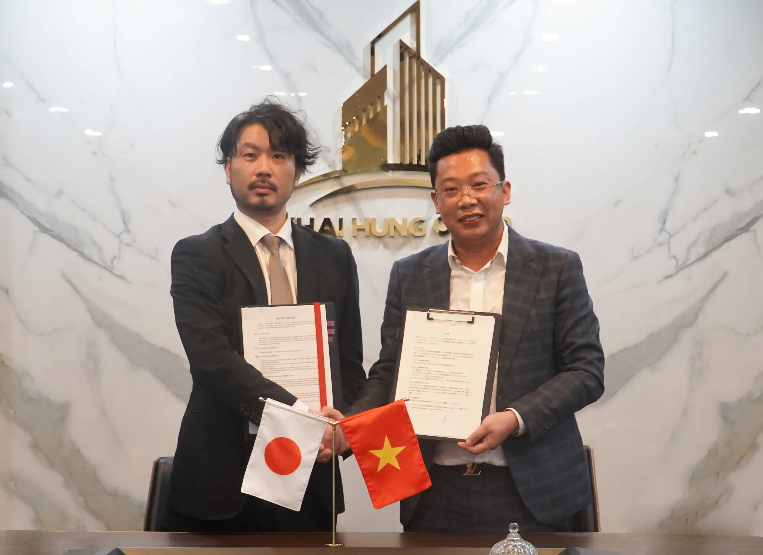 Tap doan Khai Hung trao van ban ky ket hop tac toan dien voi cong ty Astec scaled jpg