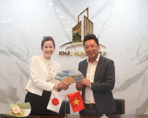 Ba Megumi Wilson Chu tich Hiep hoi Bat dong san Quoc te Nhat Ban trao tang Tap doan chiec quat truyen thong cua van hoa Nhat Ban 502x400 jpg