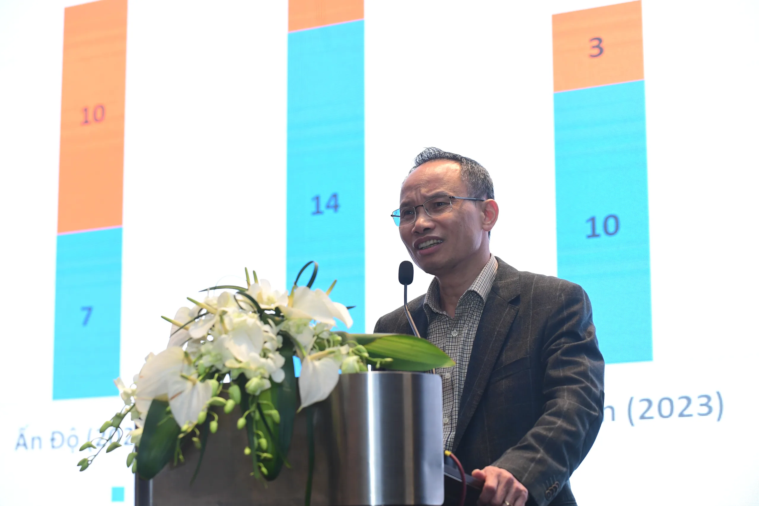 Anh 2 TS Can Van Luc Chuyen gia Kinh te truong BIDV thanh vien Hoi dong tu van Chinh sach cua Thu tuong phat bi scaled jpg