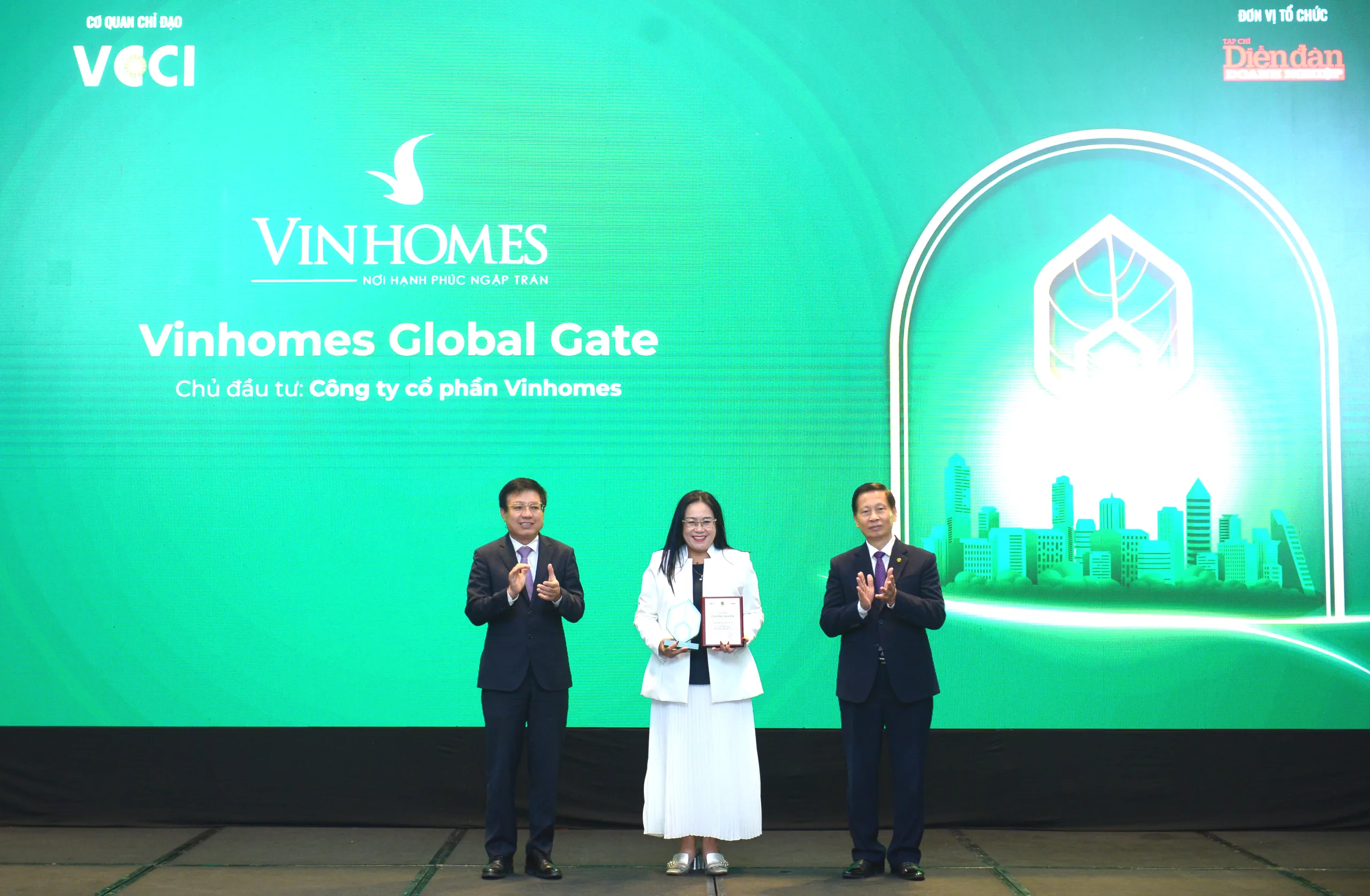 Anh 4 PGS TS. Ho Sy Hung – Chu tich VCCI va KTS. Do Viet Chien – Pho Chu tich Thuong truc Hiep hoi Bat dong san scaled jpg