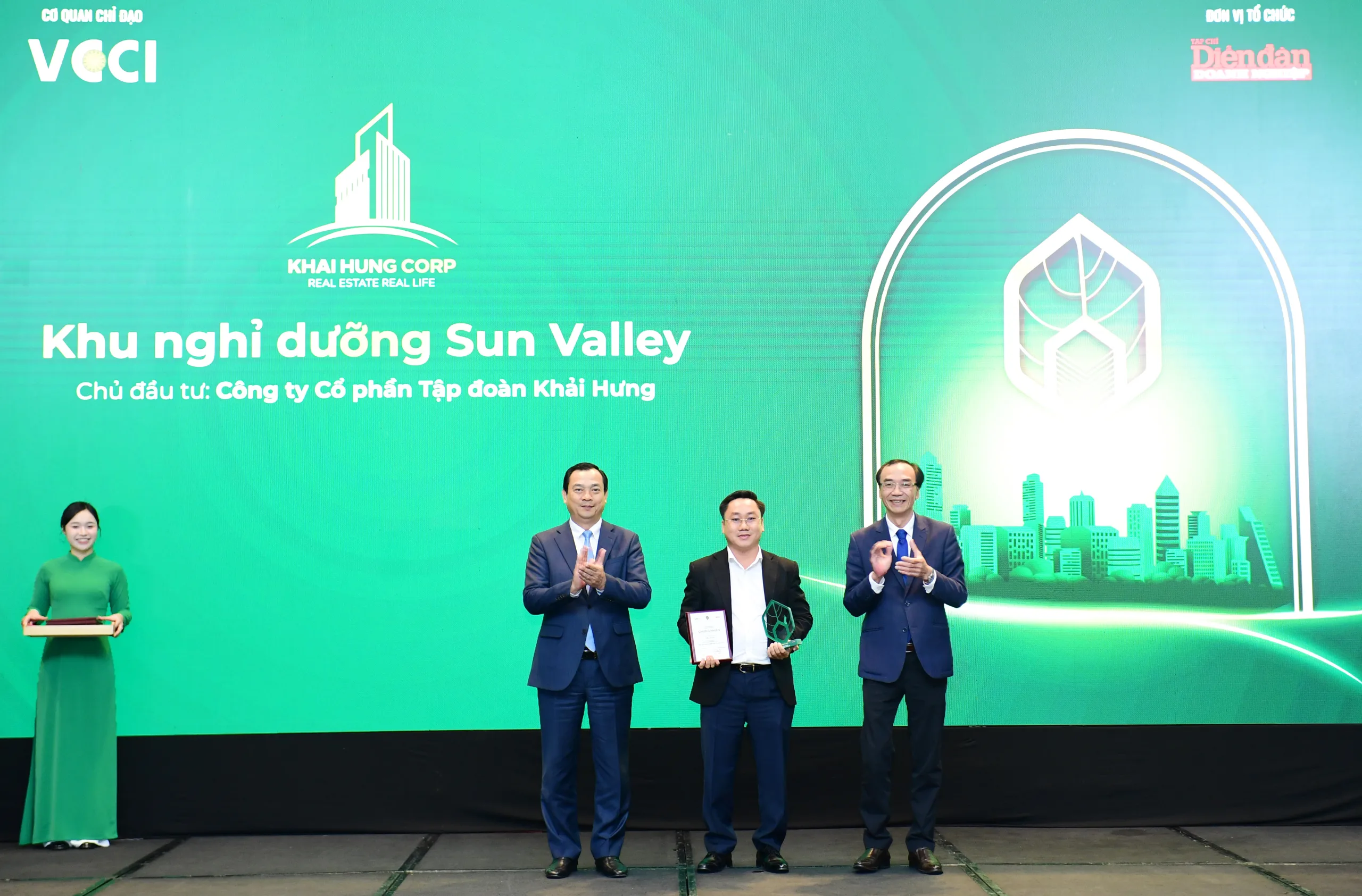 Cục trưởng Cục Du lịch Quốc gia Việt Nam Nguyễn Trùng Khánh và Nhà báo Nguyễn Linh Anh – Tổng Biên tập Tạp chí Diễn đàn Doanh nghiệp trao kỷ niệm chương cho đại diện Khu dân cư – nghỉ dưỡng Sun Valley. Ảnh: DĐDN.